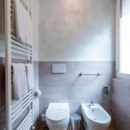 Civico 11 Accogliente Trilocale Per 4 Persone Con 2 Bagni E Posto Auto Riservato 아파트 *